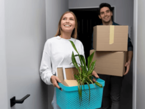 una coppia organizzaun trasloco portando scatole o oggetti