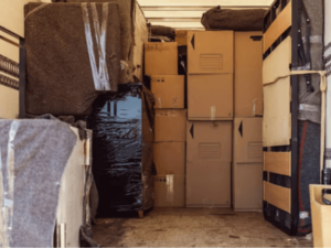 un garage pieno di mobili e scatoloni