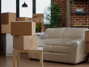 scatoloni e un divano imballati
