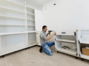 un operaio monta dei mobili in un salone