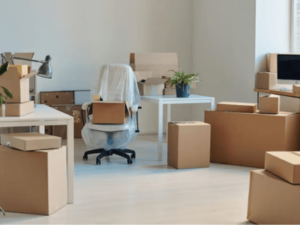 scatoloni e sedie imballate in un ufficio