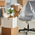 scatoloni e sedie imballate in un ufficio